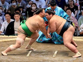 朝乃山復帰戦白星、錦木をすくい投げ　大相撲名古屋場所初日