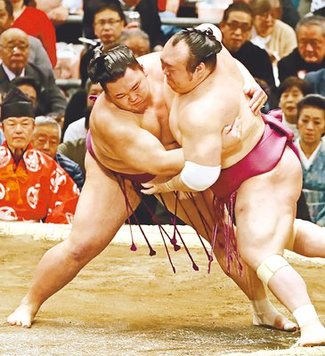 朝乃山 宝富士投げ白星発進　春場所初日