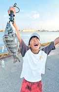 釣果はいけん<br />クロダイ体長３８センチ　茶畑壮吾さん（１１）小矢部市下後亟