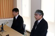 取材陣に抱負などを語る米谷総々代（右）と針山会長