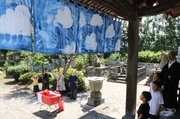 本堂に取り付けられたのれんを見つめる参拝者ら＝勝蓮寺