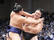 朝乃山、初日飾れず　大相撲九州場所