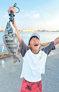 釣果はいけん<br />クロダイ体長38センチ 茶畑壮吾さん(11)小矢部市下後亟