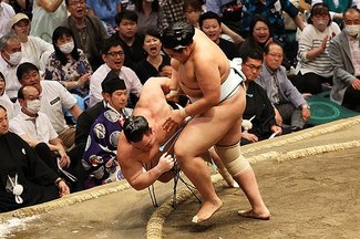 朝乃山初黒星、全勝ターンならず　大相撲夏場所８日目