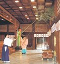初詣へ社殿のすす払う　富山・県護国神社