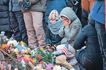 銃奪った後 男性射殺か　米の移民捜査当局説明に矛盾