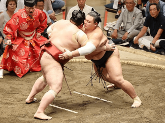 朝乃山９勝目、熱海富士寄り切る　大相撲秋場所千秋楽