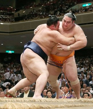 朝乃山勝ち越し　魁聖に押し出し