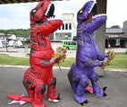 応援する〝恐竜〟たち