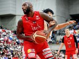 富山-横浜 第2Q、ゴール下からシュートを狙うガドソン=富山市総合体育館