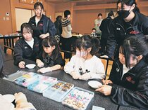 子どもたちが貝殻で小物作り体験　氷見高生企画、氷見の民宿あおまさが協力