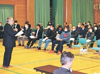 南砺市教委、福光地域の統合案を保護者らに説明