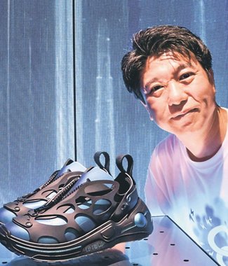 けさの人<br />「宙に浮く靴」を万博に出展した高本泰朗（たかもと・やすお）さん