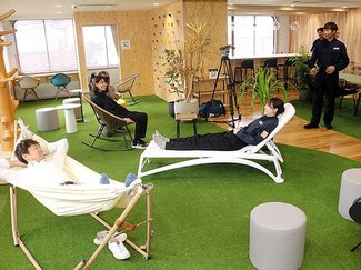 職場のリフレッシュ空間拝見＜上＞　ハンモックでゆったり　おしゃれな本格派カフェも