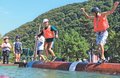 バランス感覚難しい　砺波で庄川水まつり、家族ら流木乗り体験