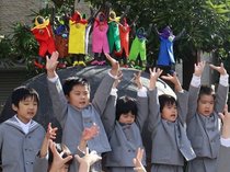 あったか冬の装い　高岡のぎんぎんぎらぎら像が衣替え