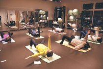 ピラティスの魅力<br />体幹鍛えて姿勢改善　おしゃれ空間 女性に人気