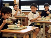 児童考案の献立や規格外食材で給食　魚津市内７小中学校で提供