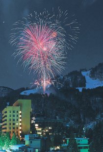 大輪が温泉街彩る　宇奈月で雪上花火大会