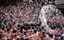 愛知で奇祭「国府宮はだか祭」