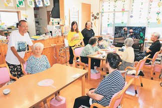 てくてく風土記<br />射水市大江地区（５）デイサービスわしづか／職員・利用者 まるで家族<br />