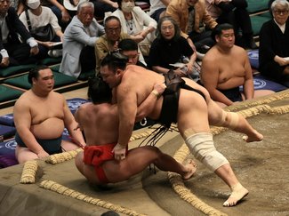 朝乃山快勝３勝１敗　大相撲秋場所４日目