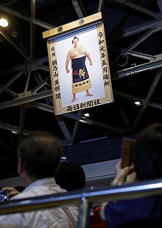 国技館に朝乃山の優勝額　大歓声で観客たたえる