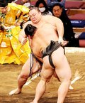 朝乃山、白星発進　大相撲九州場所初日