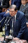 首相、２５年度予算案の修正表明