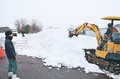 そり遊び楽しんで　立山町「アカリエ」そばで２２～２３日、巨大な雪山出現