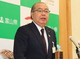 県リハビリテーション病院・こども支援センター「こども棟」の病床数削減を白紙に戻すと説明する新田知事＝県庁
