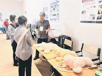 パロ 万博で癒やし　南砺で製造、来場者が実感