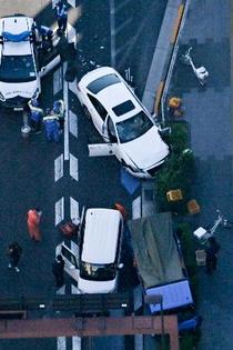 悲鳴と衝突音、男女倒れ男逃げる