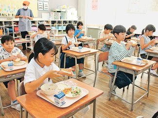 とやま給食たんけん（７）苦手な食材<br />決めた量 食べたらシール　かみいち食べきるゾウ運動