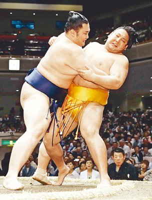 連敗脱出、星五分に　右差し万全の寄りで５勝５敗　