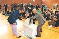 在校時に思いはせ　魚津・経田小卒業生ら、タイムカプセル掘り起こす
