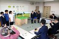 公園にブランコ再提案　インクルーシブ遊具、村長らに舟橋小児童