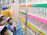 展示された絵はがきを眺める園児＝氷見郵便局