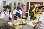 上市産の食材を使って調理する上市中学校の生徒ら