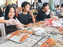 ベニズワイガニおいしいね　射水で丸ごと給食始まる