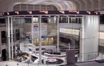 東証反落、終値４２７円安