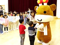 年賀状のお返事どうぞ　小矢部のシンボルキャラメルギューくん、大谷こども園児に届ける