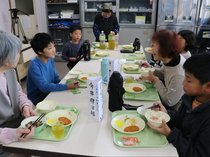 児童が住民らに料理振る舞う 立山・釜ケ渕小で感謝の集い