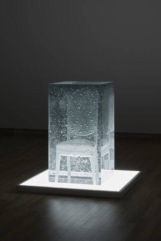 ナフタリンは幸福の匂い／宮永愛子《waiting for awakening -chair-》【富山市ガラス美術館・art report（14）】<br />