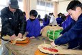 入善ジャンボ西瓜用桟俵作り　黒東小５年が丁寧に稲わら編む、ふるさと学習の一環