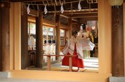 四方拝の舞を奉納する巫女
