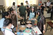 上市産の食材を使った料理を作る参加者