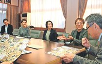 魚津・よつば小ＰＴＡ、文部科学大臣賞を市長に報告　広報紙コンクール
