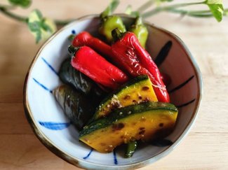 栄養満点で辛くない！万願寺とうがらしの焼き浸し【休日のレシピ (77) 】