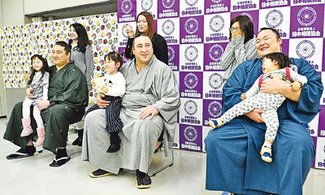 朝乃山が赤ちゃん抱っこ　大阪で日本相撲協会ファンサービス